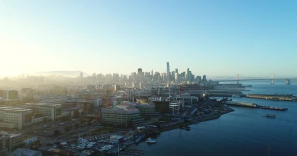 Luftaufnahme der Skyline von San Francisco bei Sonnenuntergang - Filmmaterial, Video