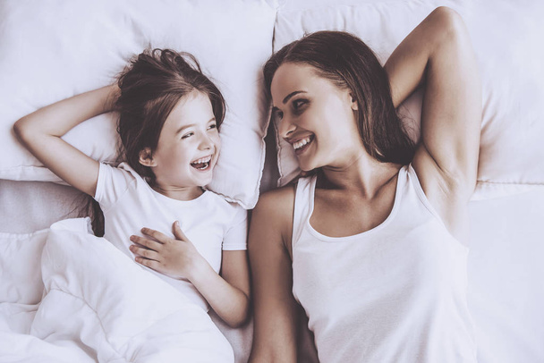 Mother and daughter at home - Foto, Imagem