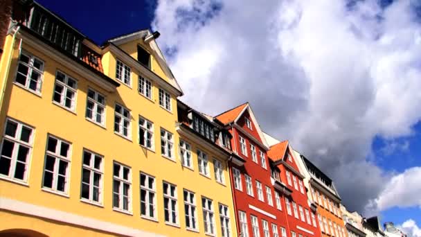 Casas de color Nyhavn en Copenhague, con cielo de lapso de tiempo
 - Metraje, vídeo