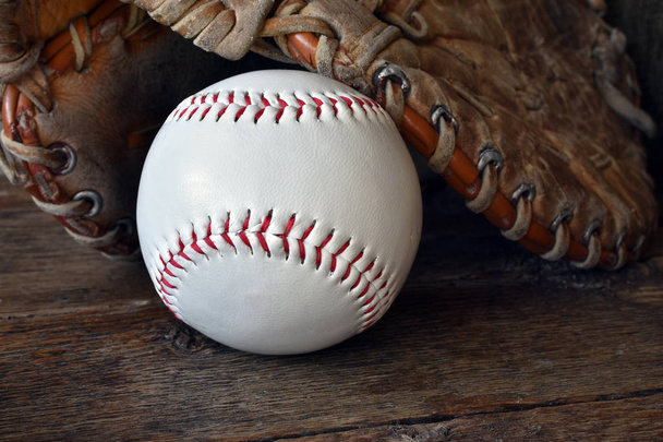 ein Nahbild alter gebrauchter Baseballgeräte.  - Foto, Bild
