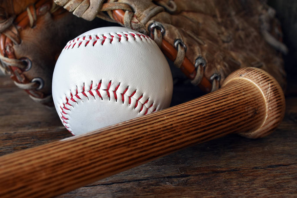 ein Nahbild alter gebrauchter Baseballgeräte.  - Foto, Bild