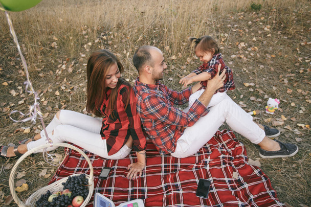 family in a field - 写真・画像