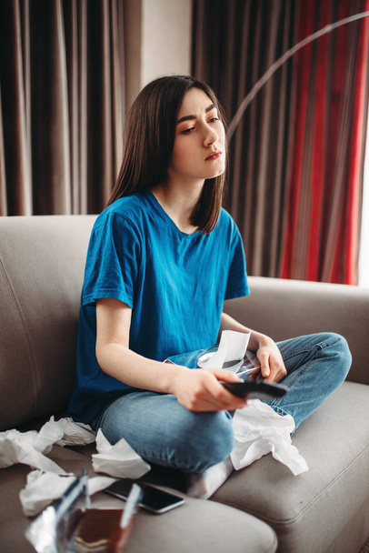 Mujer estresada sentada en el sofá y come chocolate, concepto de depresión femenina
 - Foto, Imagen