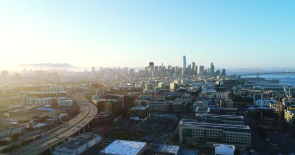 Vista aérea do horizonte da cidade de São Francisco ao pôr-do-sol
 - Filmagem, Vídeo