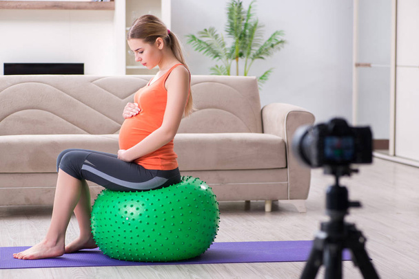Mujer embarazada grabación de vídeo para blog y vlog - Foto, Imagen