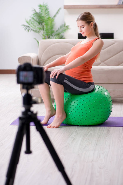 Pregnant woman recording video for blog and vlog - Foto, Imagen