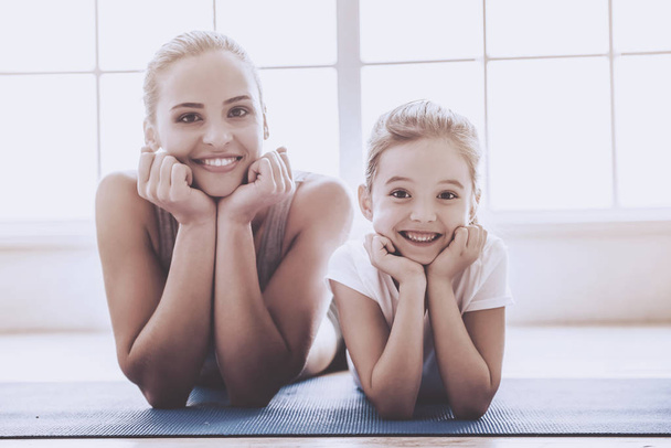Mother and daughter doing sport - Фото, зображення