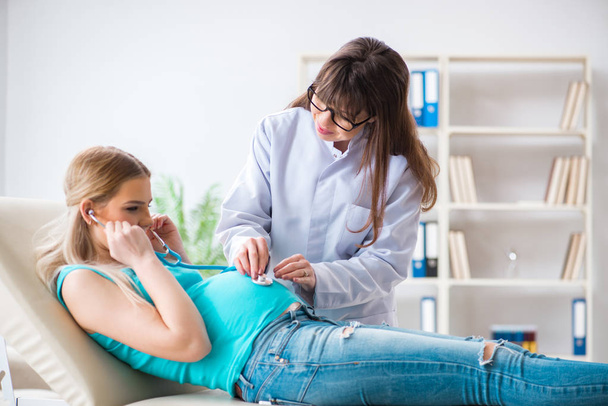 Pregnant woman at regular pregnancy check-up - Foto, immagini