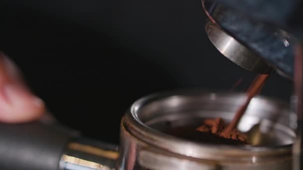 Kaffeemühle mahlt frisch geröstete Bohnen - Filmmaterial, Video