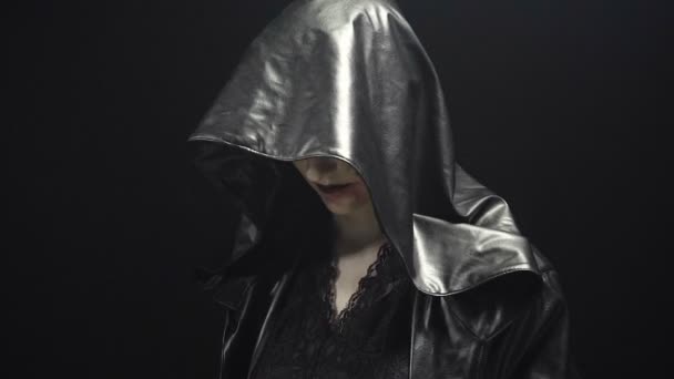 Kobieta w skórzany czarny kaptur - Materiał filmowy, wideo