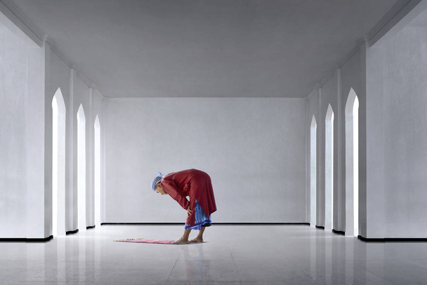 Religious asian muslim man praying inside the mosque - Foto, afbeelding