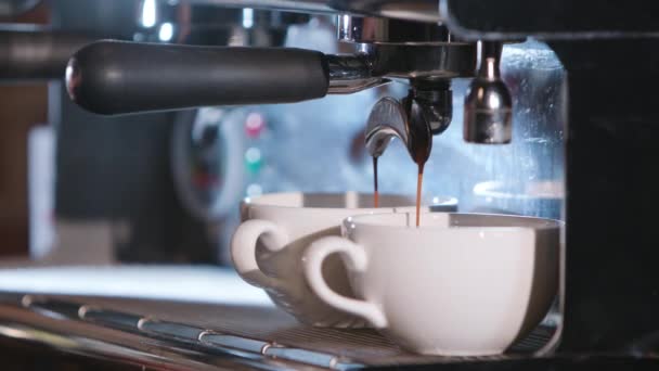 コーヒーマシンから注ぐエスプレッソのクローズアップ - 映像、動画