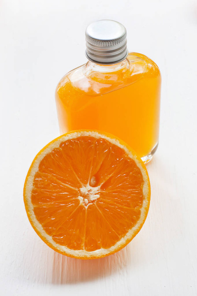 frischer Orangensaft auf weißem, gesundem Vitamindrink. - Foto, Bild