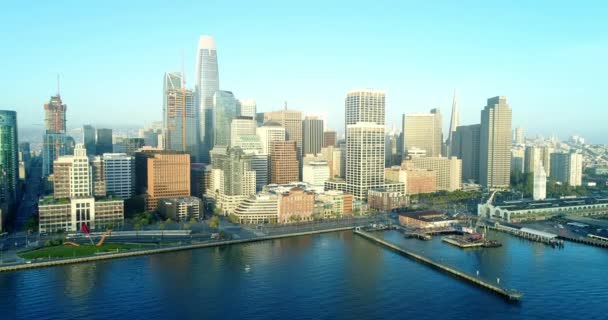 Vista aérea del horizonte de la ciudad de San Francisco y Embarcadero al amanecer
  - Metraje, vídeo