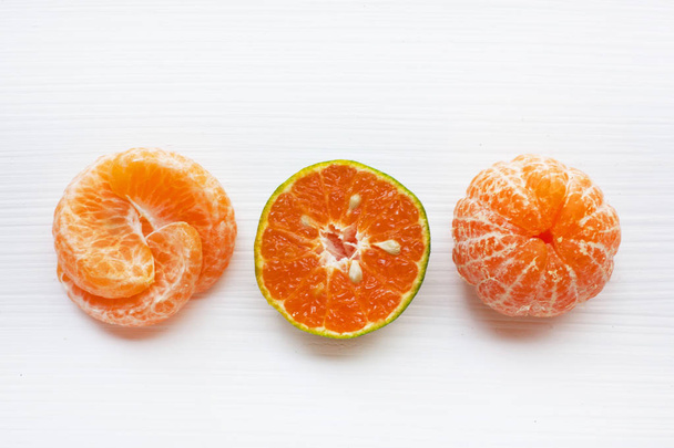Naranja fresco sobre blanco, Bebida saludable de vitaminas
. - Foto, imagen