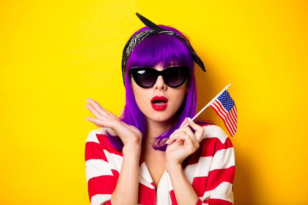 lány, lila haj gazdaság az Egyesült Államok zászló - Fotó, kép
