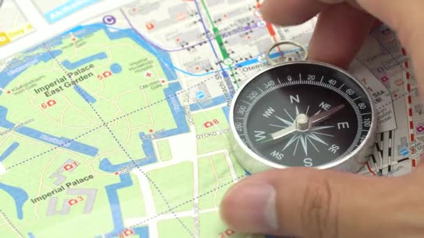 4k επιχειρηματίας που κρατά μια πυξίδα με την Ιαπωνία χάρτη χρησιμοποιώντας ως φόντο ταξίδια έννοια με αντίγραφο χώρους και άσπρο διάστημα για σας. - Πλάνα, βίντεο