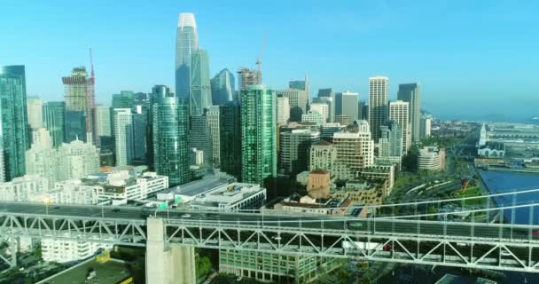 Εναέρια άποψη του ορίζοντα της πόλης Σαν Φρανσίσκο στο ηλιοβασίλεμα - Πλάνα, βίντεο