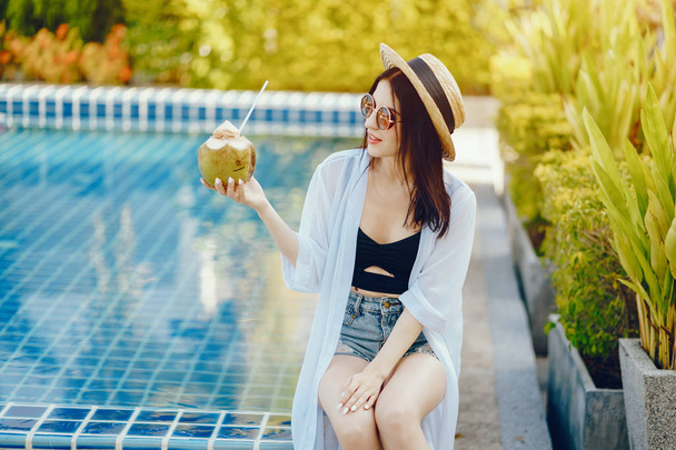 chica bebiendo jugo fresco de un coco - Foto, imagen