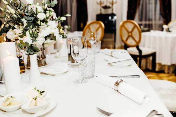Elegant table setting in wedding day - Фото, изображение