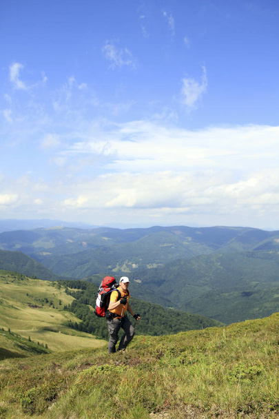 Summer hike in the mountains with a backpack and tent. - Fotografie, Obrázek