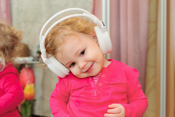 Little girl is dancing in headphones - Foto, imagen