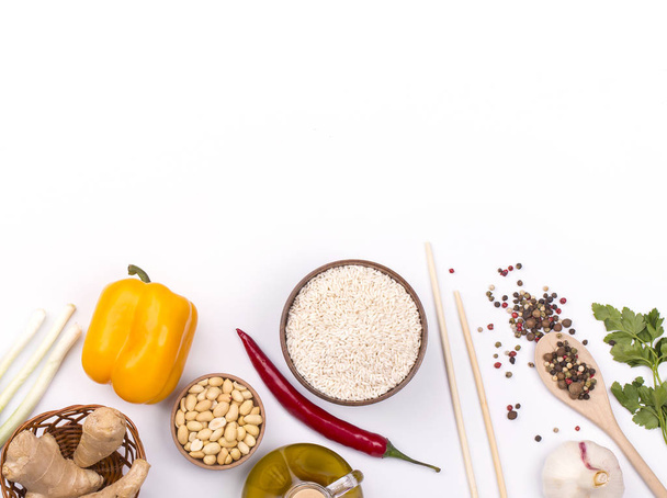 Πρώτες ύλες κινεζικά τρόφιμα, λαχανικά και ξηρούς καρπούς.  - Φωτογραφία, εικόνα