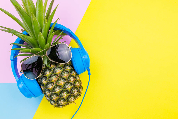 Mode ananas. Lichte zomer kleur. Beach kleding accessoire - Foto, afbeelding