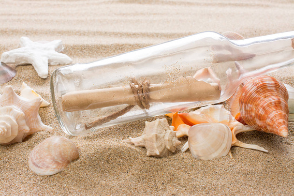 Üzenet a palackot a strandon. Nyári háttér-val forró homok - Fotó, kép