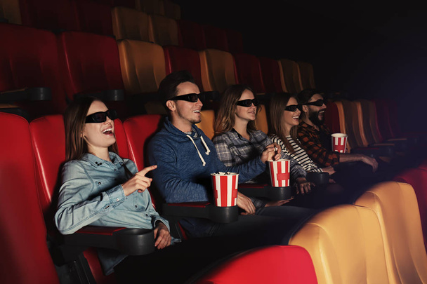 Young people watching movie in cinema - Foto, afbeelding