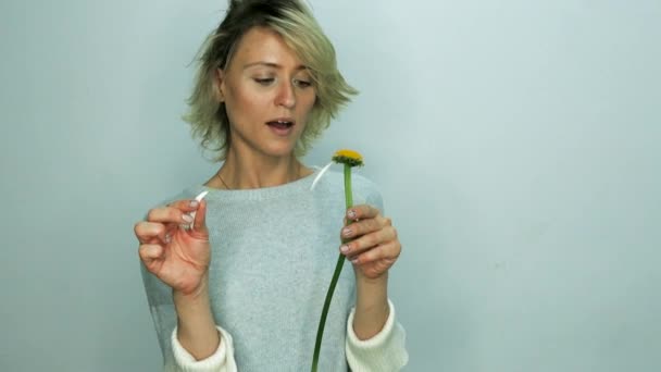 Woman with chamomile - Video, Çekim