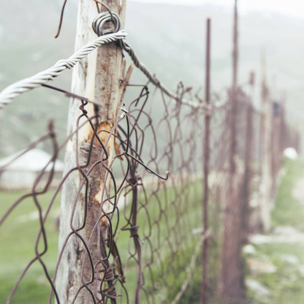 Beschädigter Zaun mit Gitter in Nahaufnahme - Foto, Bild