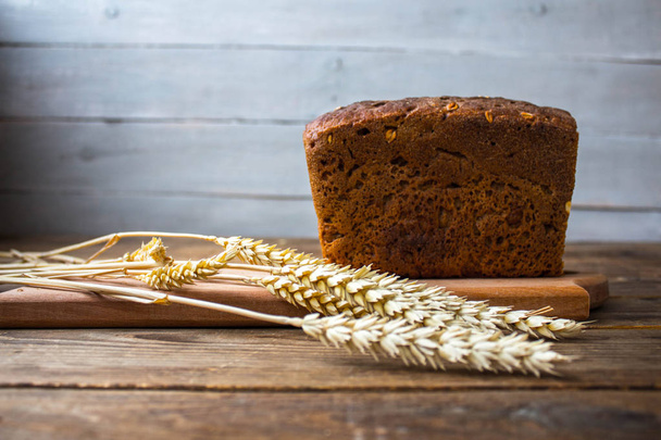 bread with spikelets on sackcloth background - Foto, Bild