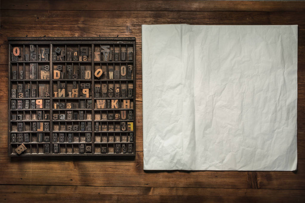 imprimir ainda vida com letras, escovas e outras ferramentas em um fundo de madeira
 - Foto, Imagem