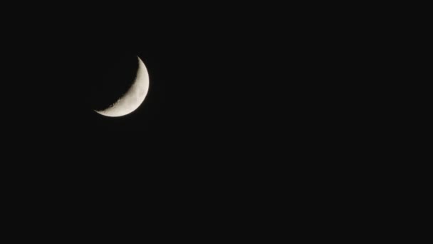 Nouvelle lune dans le ciel noir aigu
 - Séquence, vidéo