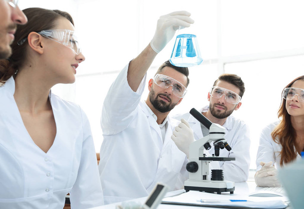 grupo de jovens trabalhadores estão trabalhando em laboratório de bioquímica
, - Foto, Imagem