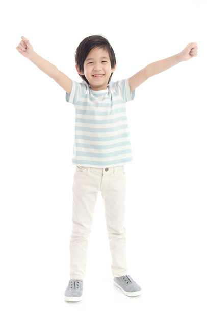 Милий азіатських дитини показ переможець знак на білому тлі, ізольовані - Фото, зображення