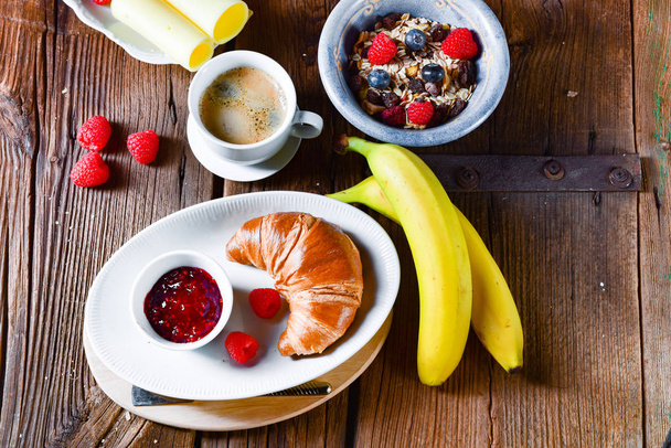 výborné snídaně s croissanty, bobule a ovoce  - Fotografie, Obrázek