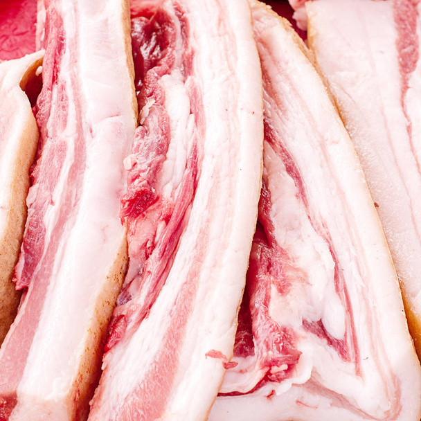 Bacon con una striscia di magra e una striscia di grasso
 - Foto, immagini