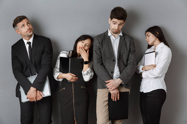 gente de negocios multicultural esperada y cansada con carpetas y cuadernos esperando una entrevista de trabajo
 - Foto, imagen