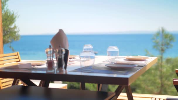 Tarjoillaan pöytä kahvilassa rannikolla
 - Materiaali, video