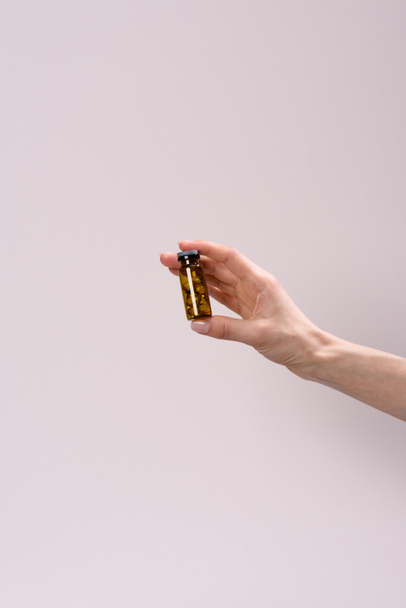oříznutý snímek ženy držící laděných sklenice pilulek izolované Grey - Fotografie, Obrázek