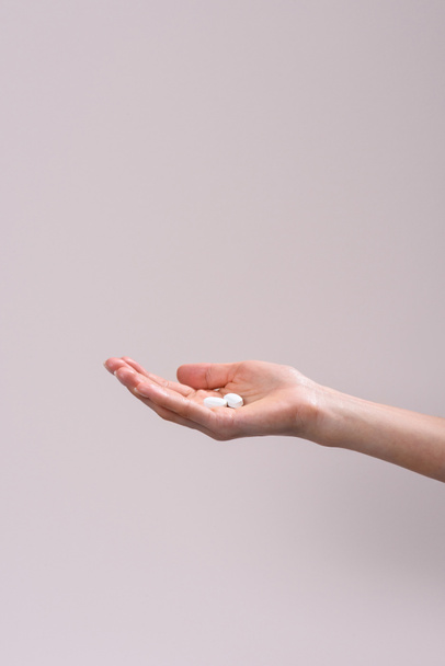 inyección recortada de mujer sosteniendo montón de drogas en la mano aislado en gris
 - Foto, imagen