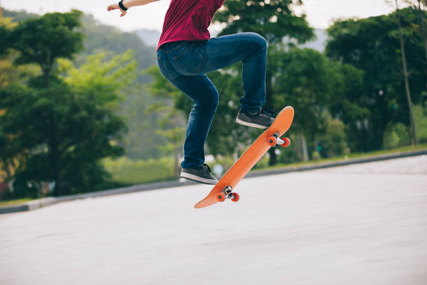 Skateboarder skateboarding on parking lot - Foto, immagini