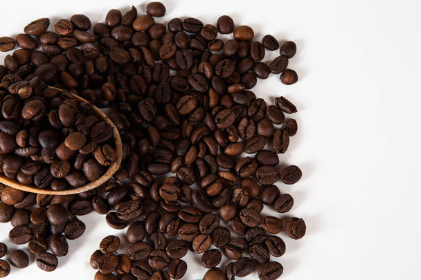 Kaffeekorn, Bohnen und Löffel. weißer Hintergrund - Foto, Bild