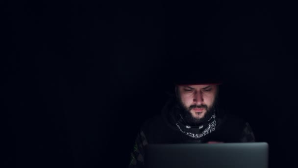 暗闇の中で犯罪的ハッカー - 映像、動画