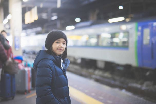 鉄道駅に特急「美しいアジアの女の子 - 写真・画像