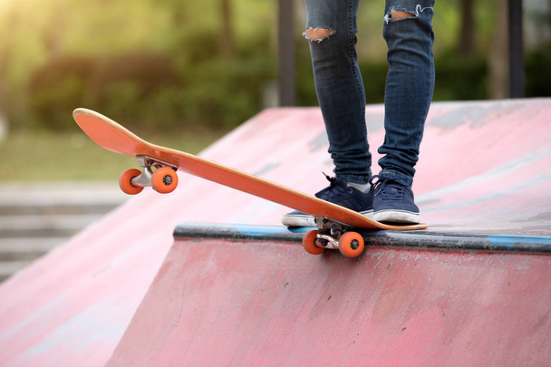 Cropped image of skateboarder sakteboarding on skatepark ramp - Foto, immagini