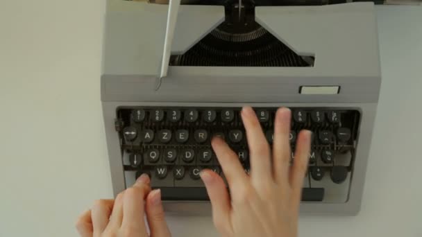 Γυναικεία χέρια πληκτρολογώντας σε γραφομηχανή - Πλάνα, βίντεο