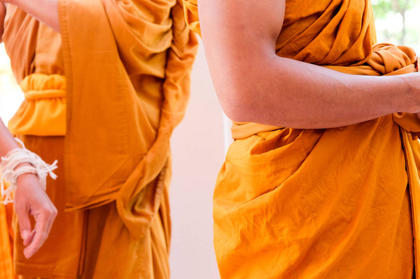 Túnica amarela de monges budistas, Closeup em monge budista
 - Foto, Imagem